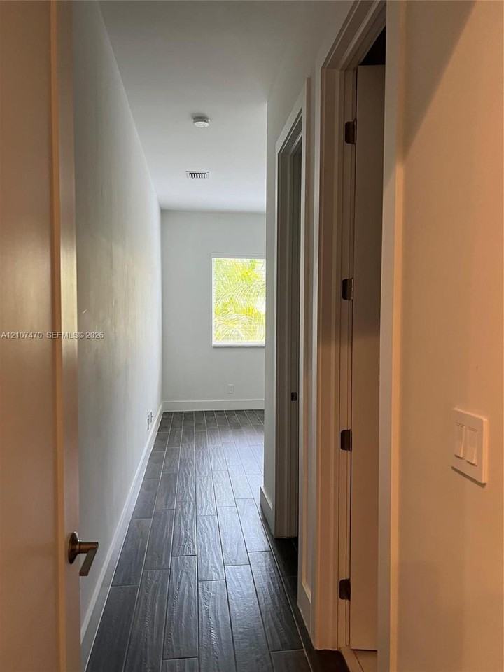 1629 Ne 9th St #1629 - Photo 3 of 18