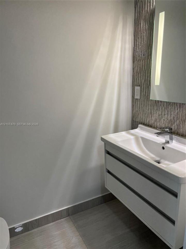 1629 Ne 9th St #1629 - Photo 7 of 18