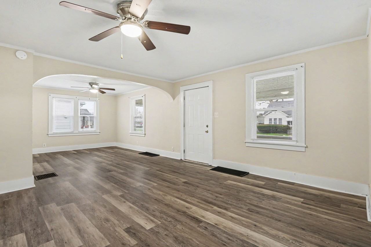 114 Altgeld St - Photo 4 of 15