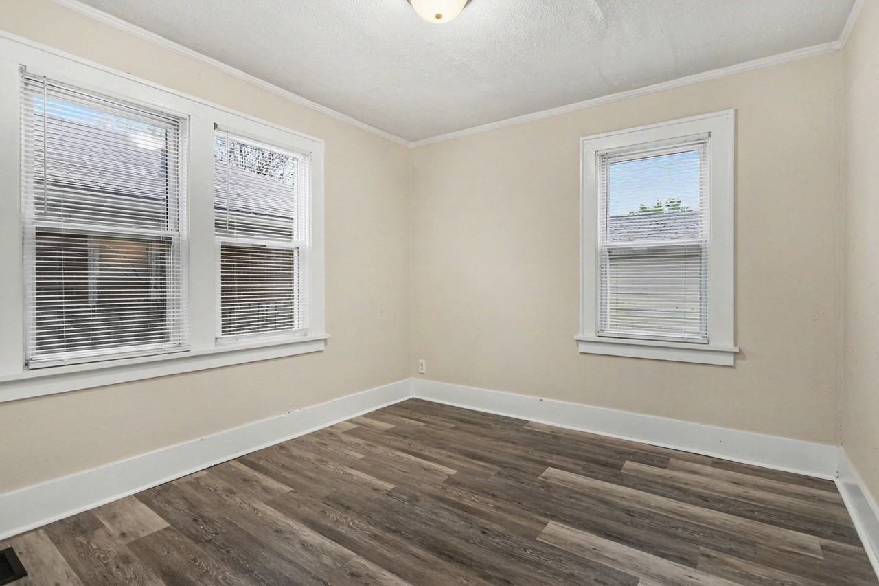 114 Altgeld St - Photo 5 of 15