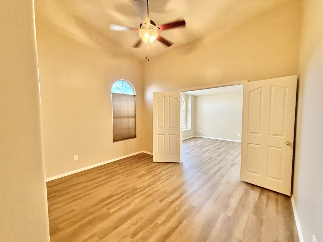 12409 W Roanoke Ave - Photo 5 of 17