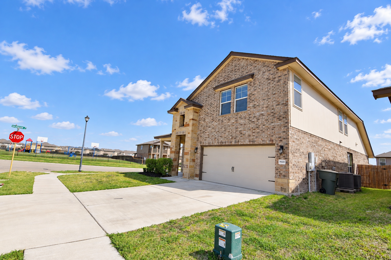 9500 Raeburn Ct - Photo 3 of 48