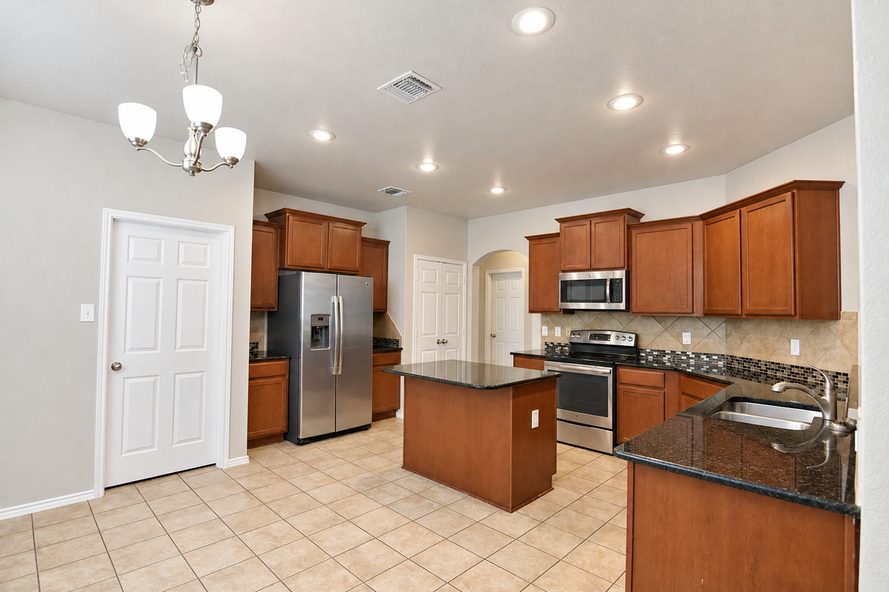 9500 Raeburn Ct - Photo 4 of 48