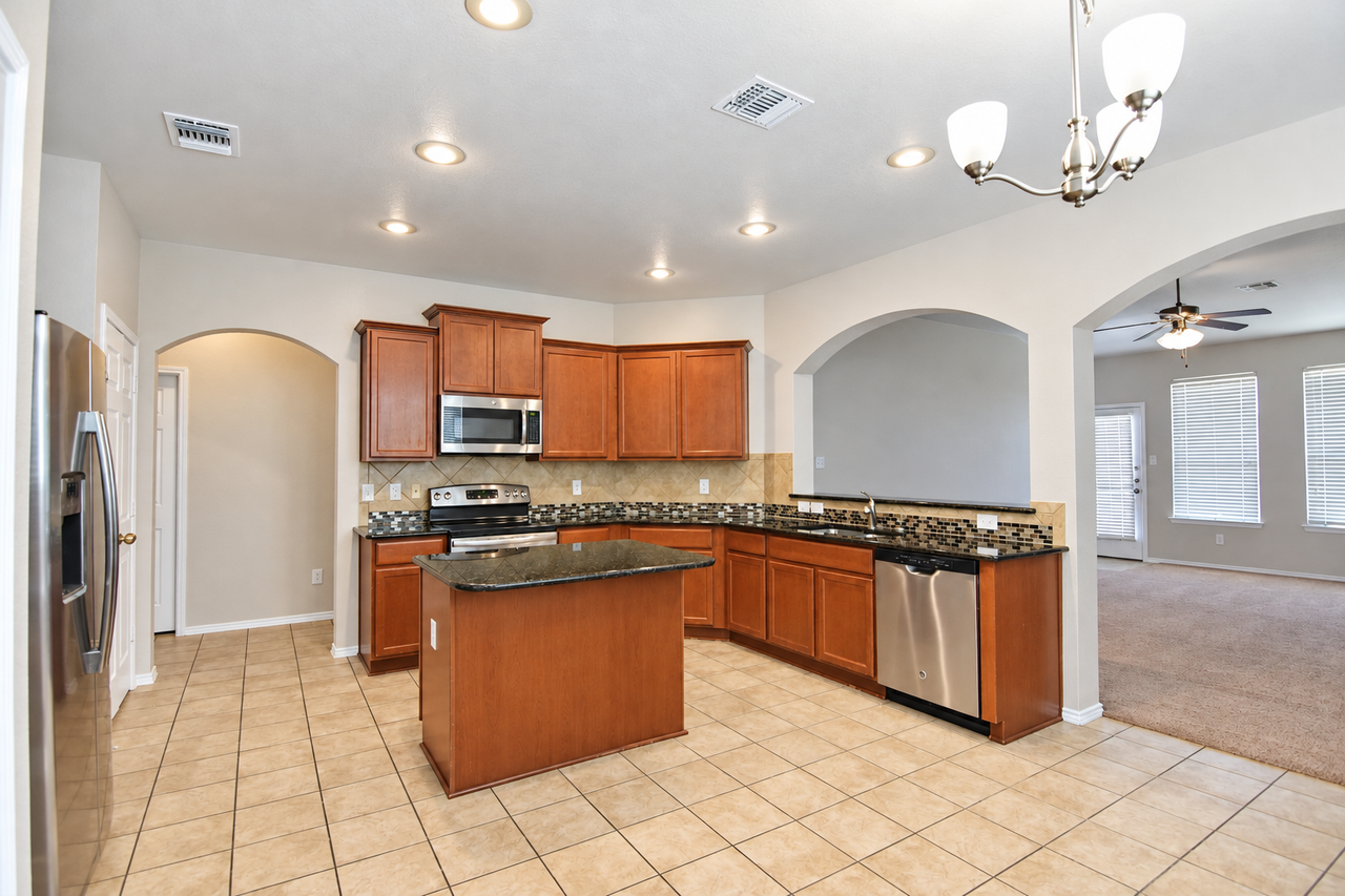 9500 Raeburn Ct - Photo 5 of 48