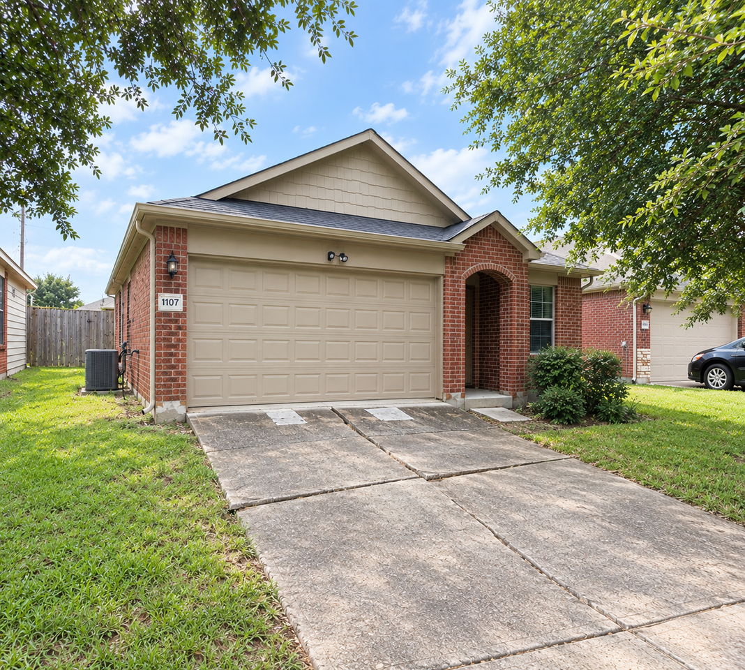 1107 Honeysuckle Vine Dr - Photo 2 of 8
