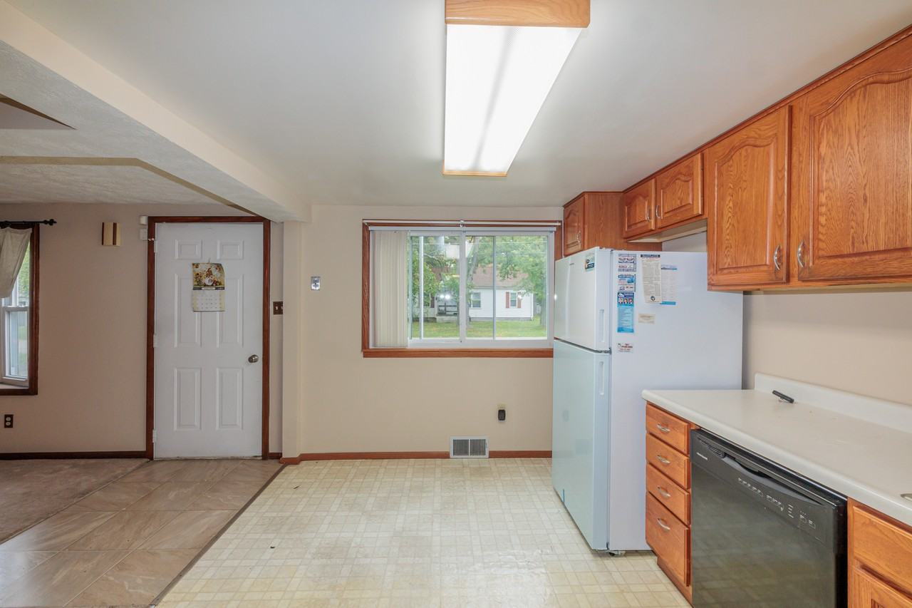 1312 E 340th St - Photo 4 of 20