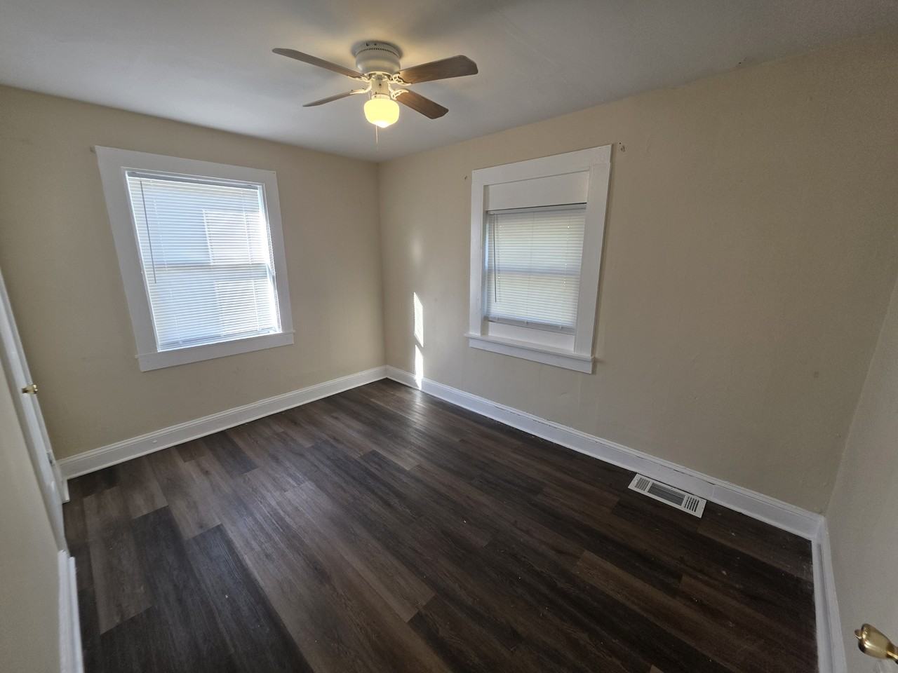 1020 Margaret St - Photo 6 of 9
