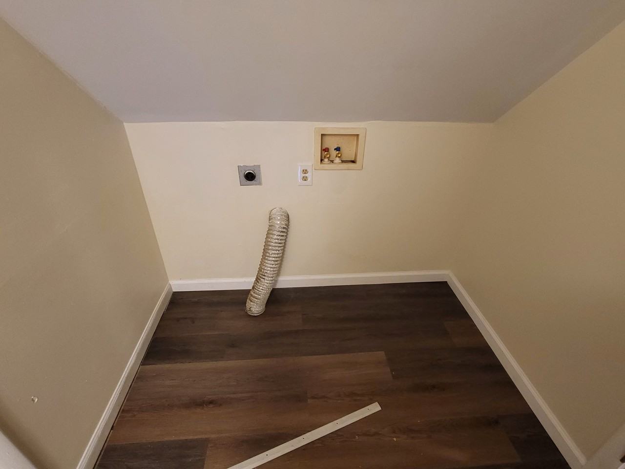 1020 Margaret St - Photo 7 of 9