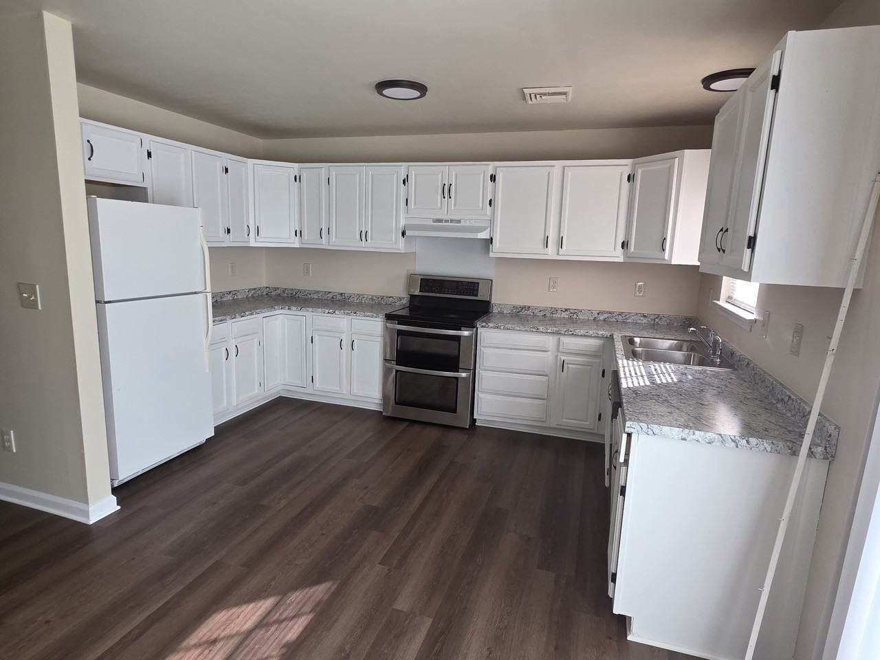 6006 Hedley Ct - Photo 3 of 13