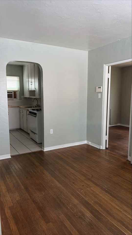 201 Girard Blvd Se - Photo 2 of 11