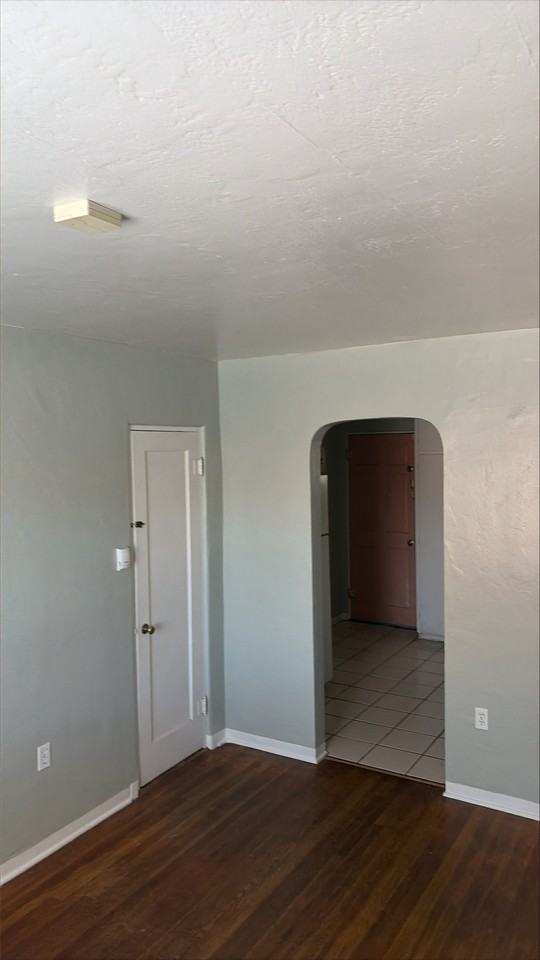 201 Girard Blvd Se - Photo 3 of 11