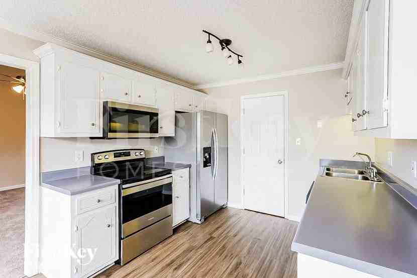 1275 Meredith Way - Photo 5 of 15