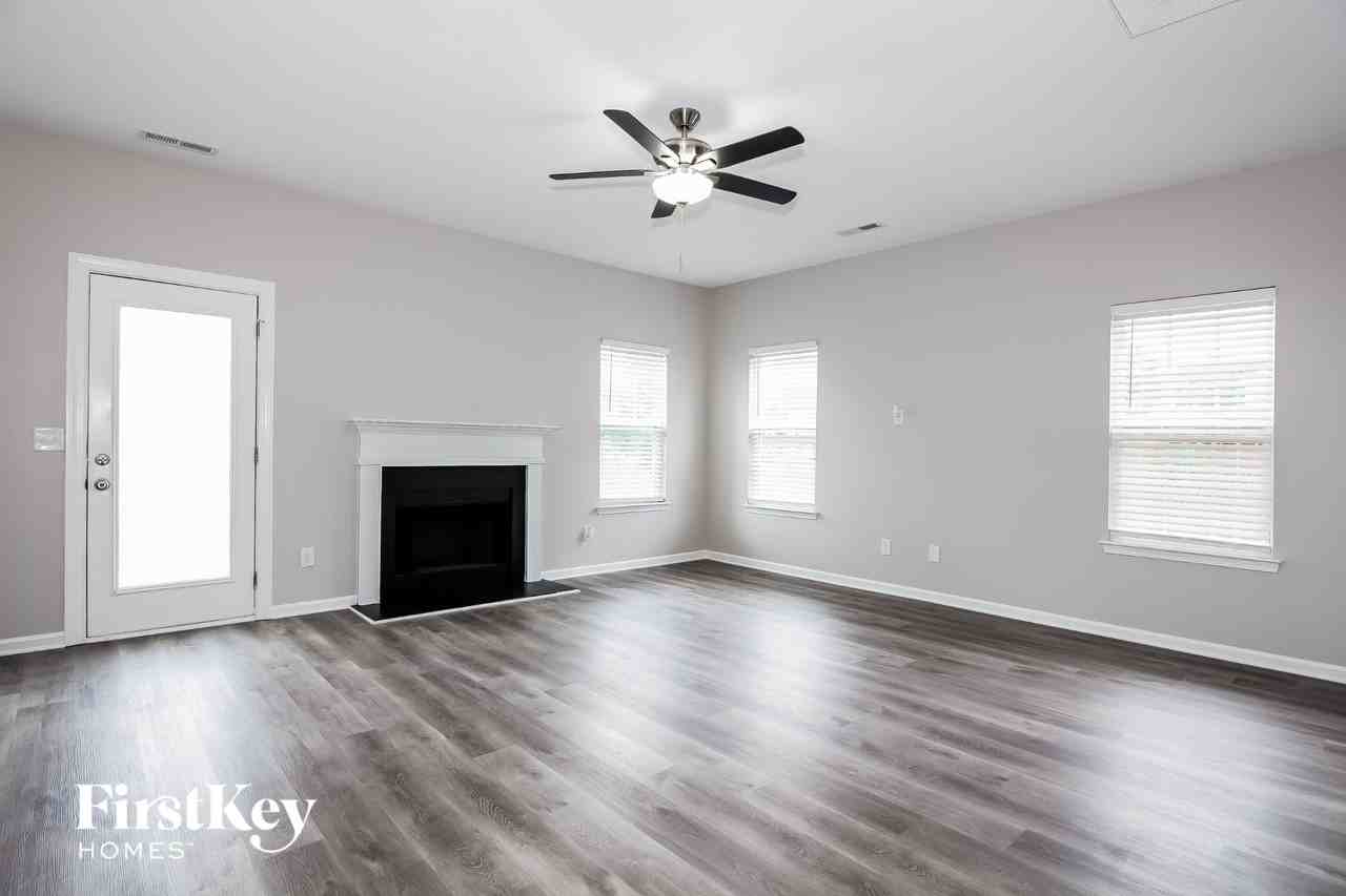 8519 Oak Dr Ne - Photo 2 of 15