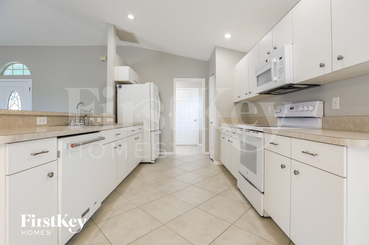 110 Sidney Ct - Photo 6 of 17