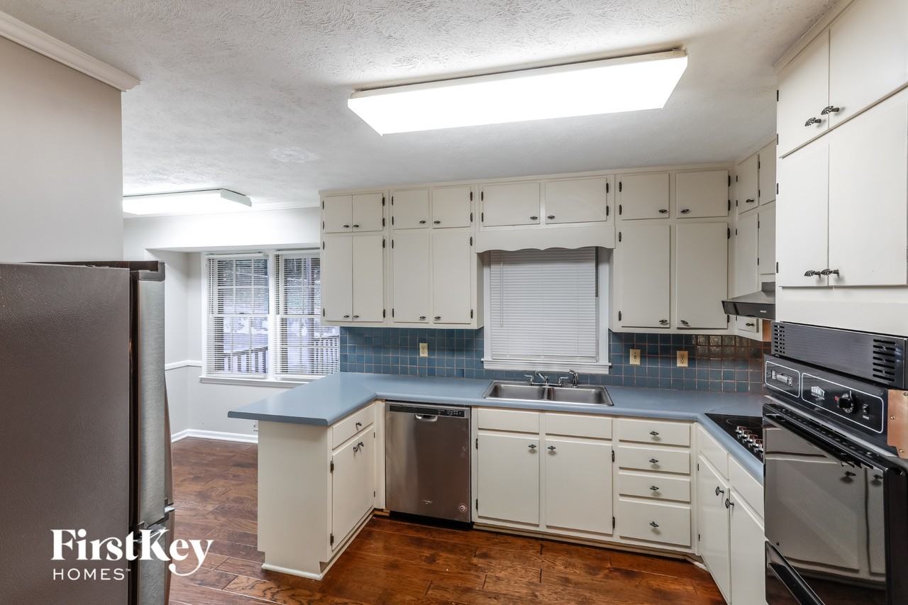 2303 Cambridge St - Photo 4 of 15