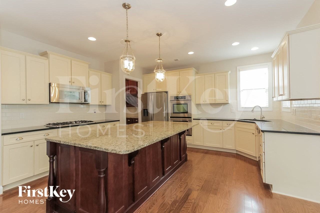 7624 Cushing Dr - Photo 5 of 15