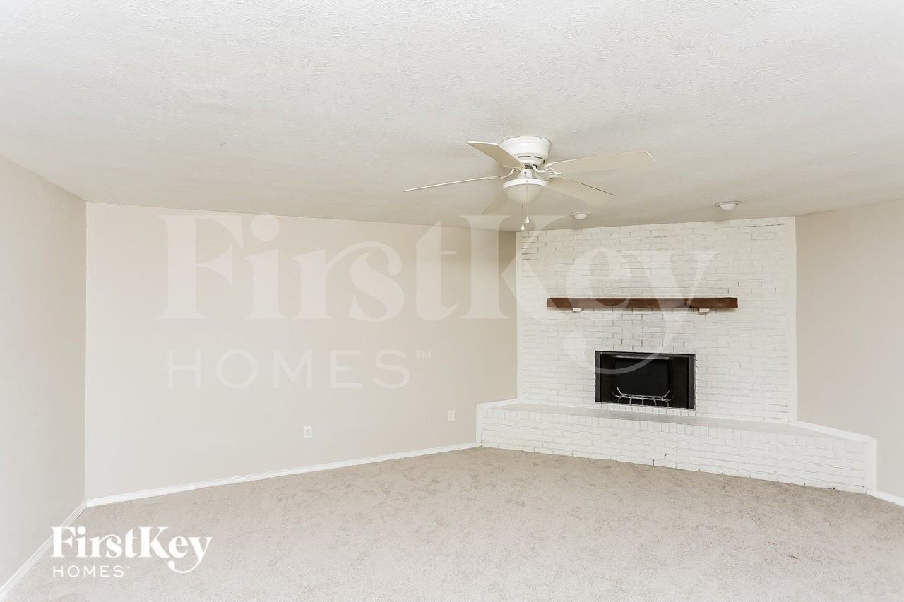 220 Ne Moody St - Photo 2 of 16