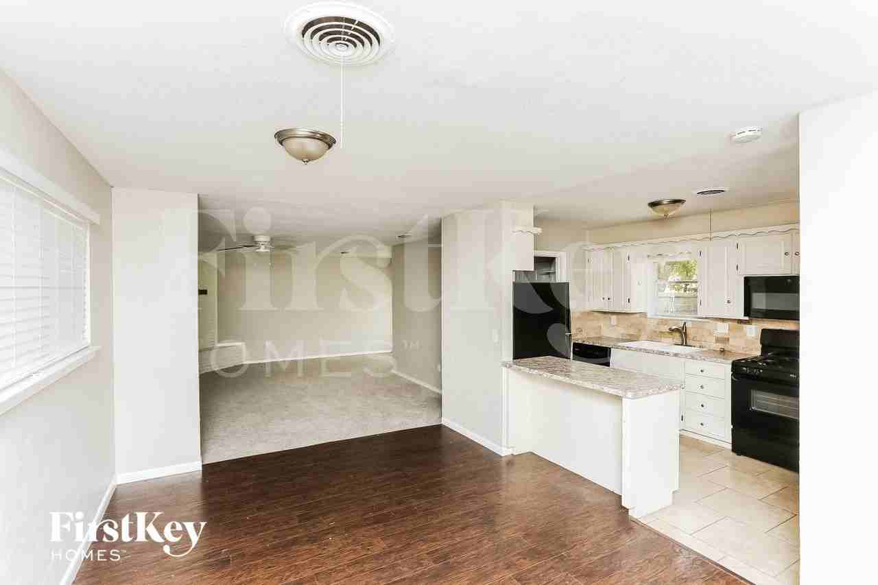 220 Ne Moody St - Photo 3 of 16