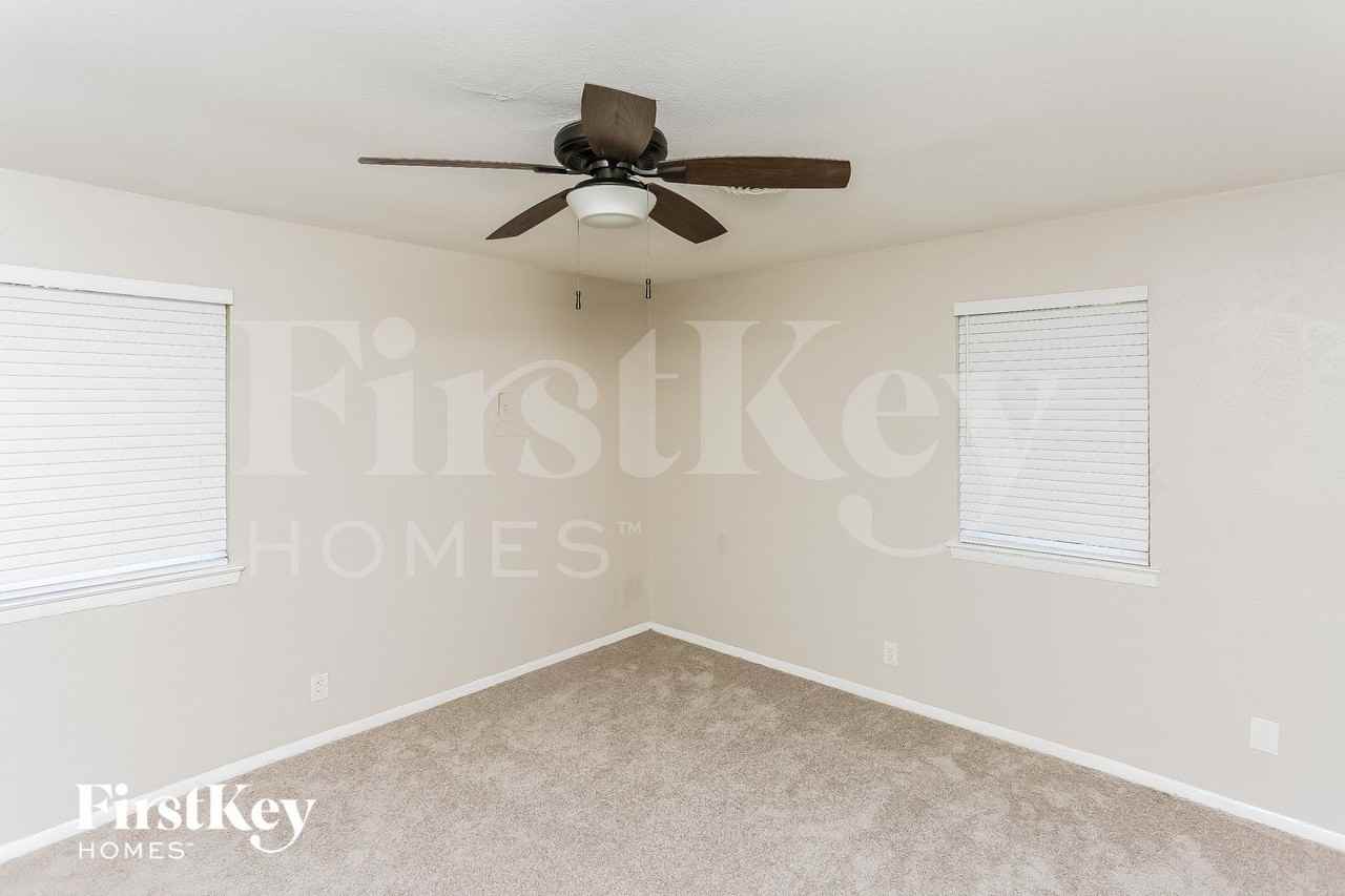 220 Ne Moody St - Photo 5 of 16