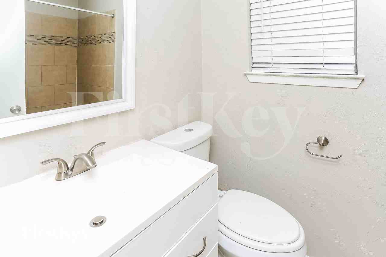 220 Ne Moody St - Photo 7 of 16