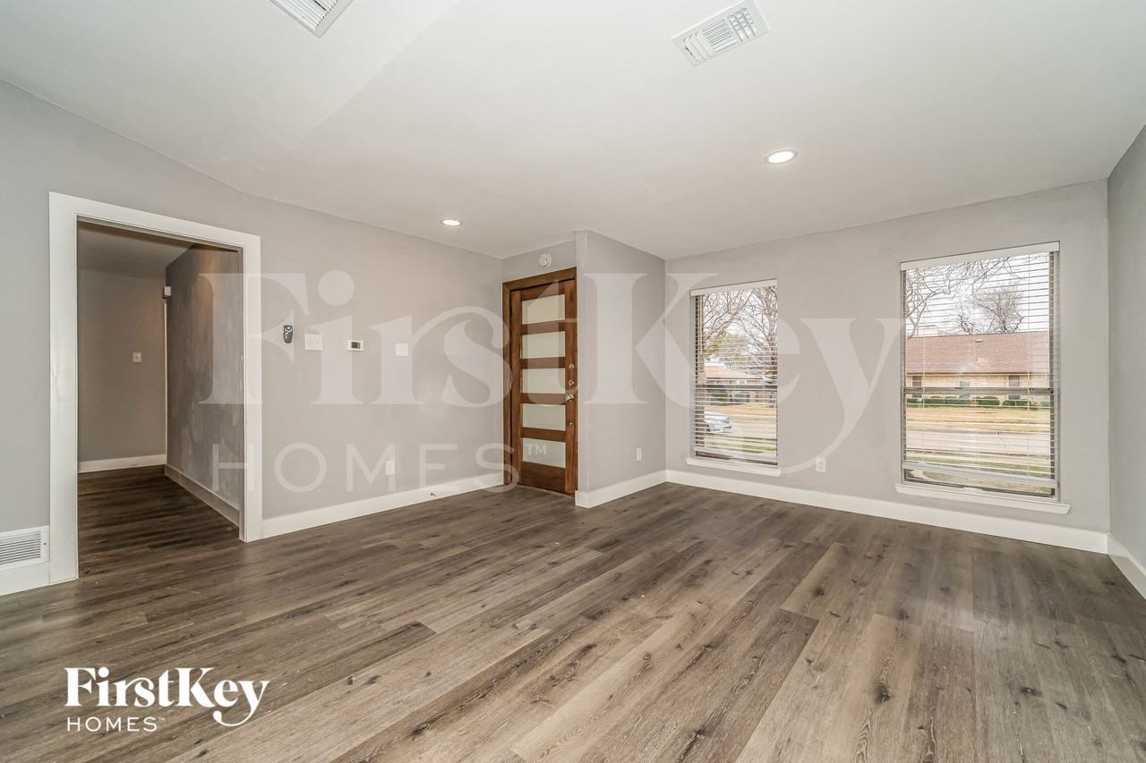 2626 Fallcreek Dr - Photo 2 of 15