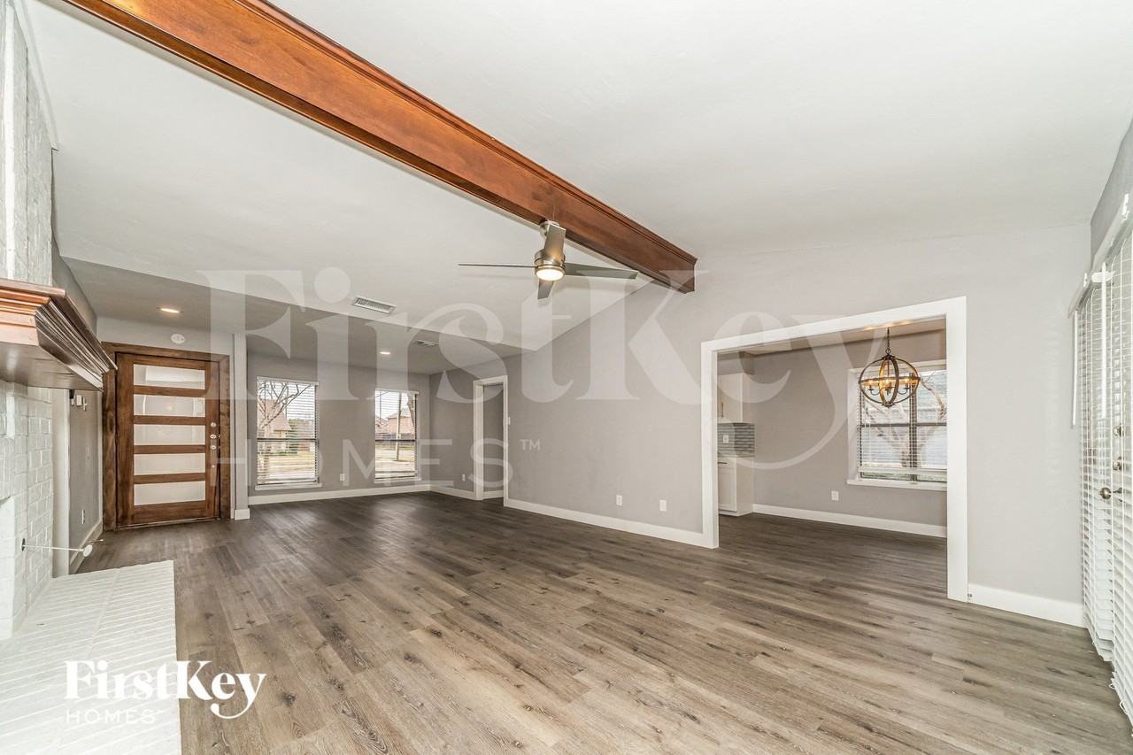 2626 Fallcreek Dr - Photo 4 of 15