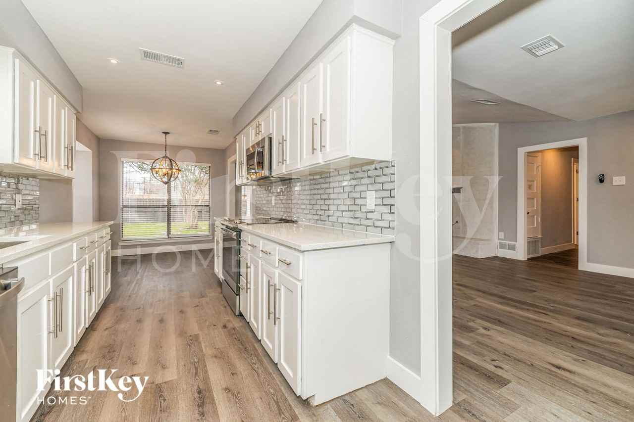2626 Fallcreek Dr - Photo 5 of 15