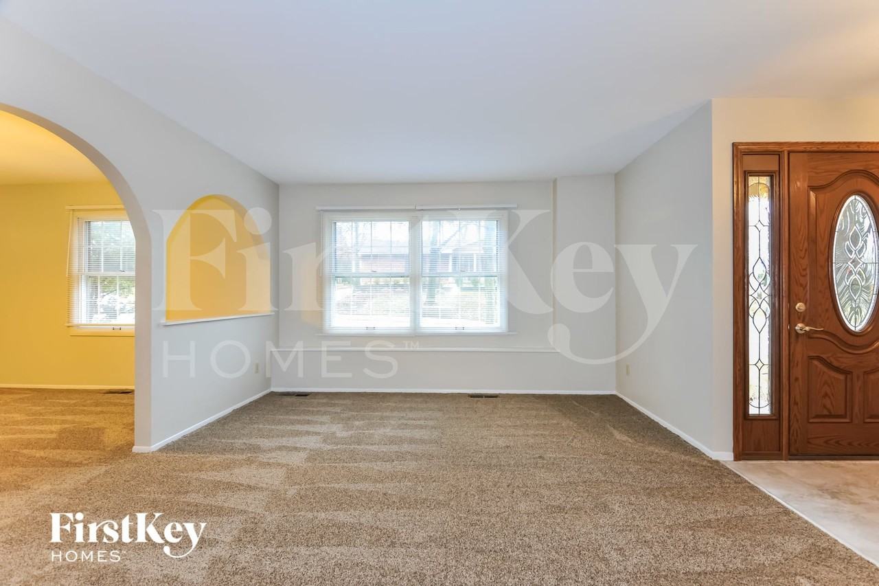 836 Hollyridge Dr - Photo 3 of 15