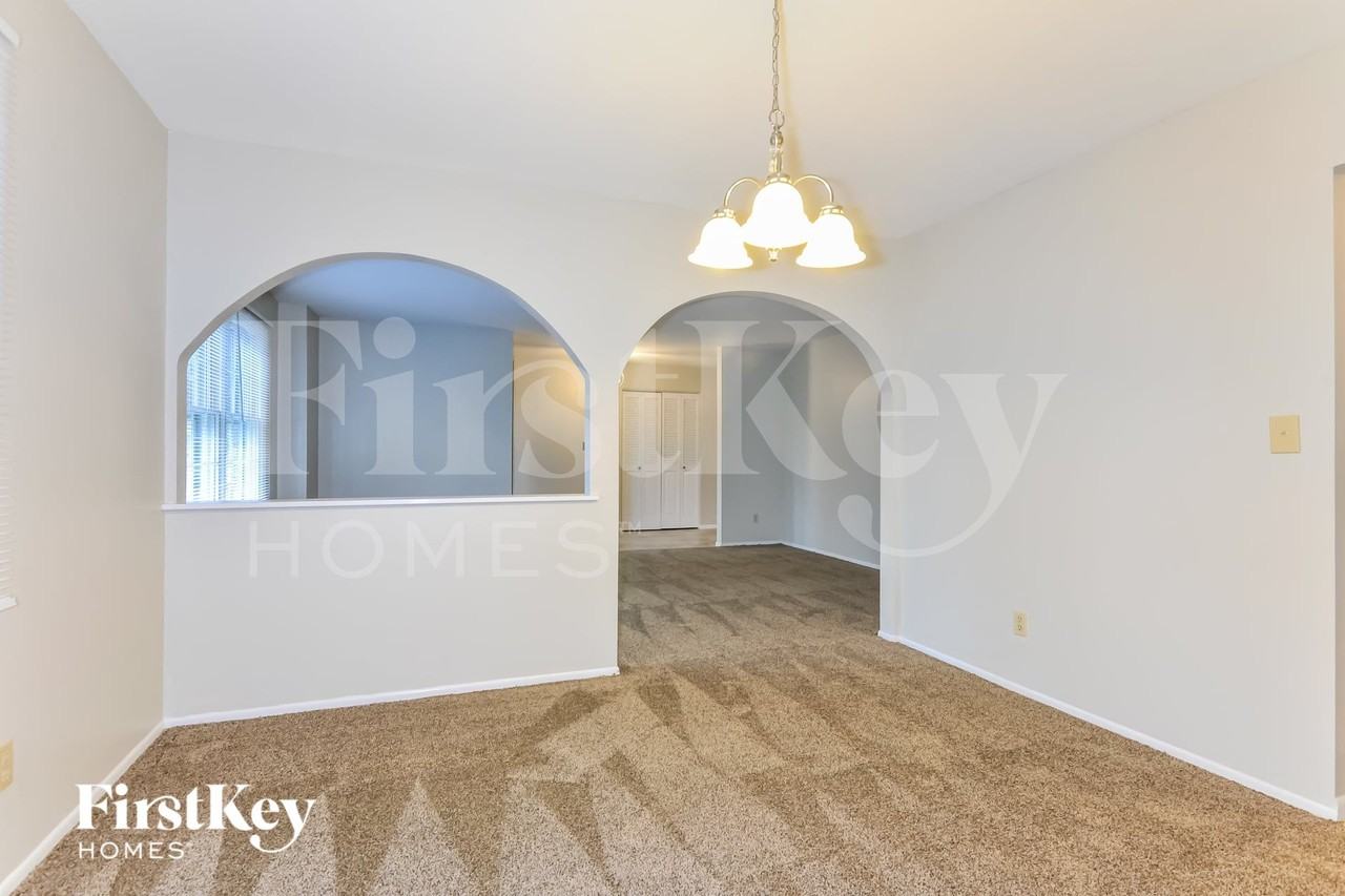 836 Hollyridge Dr - Photo 4 of 15
