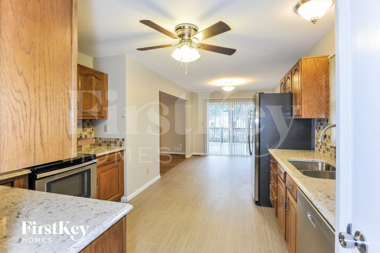 836 Hollyridge Dr - Photo 5 of 15