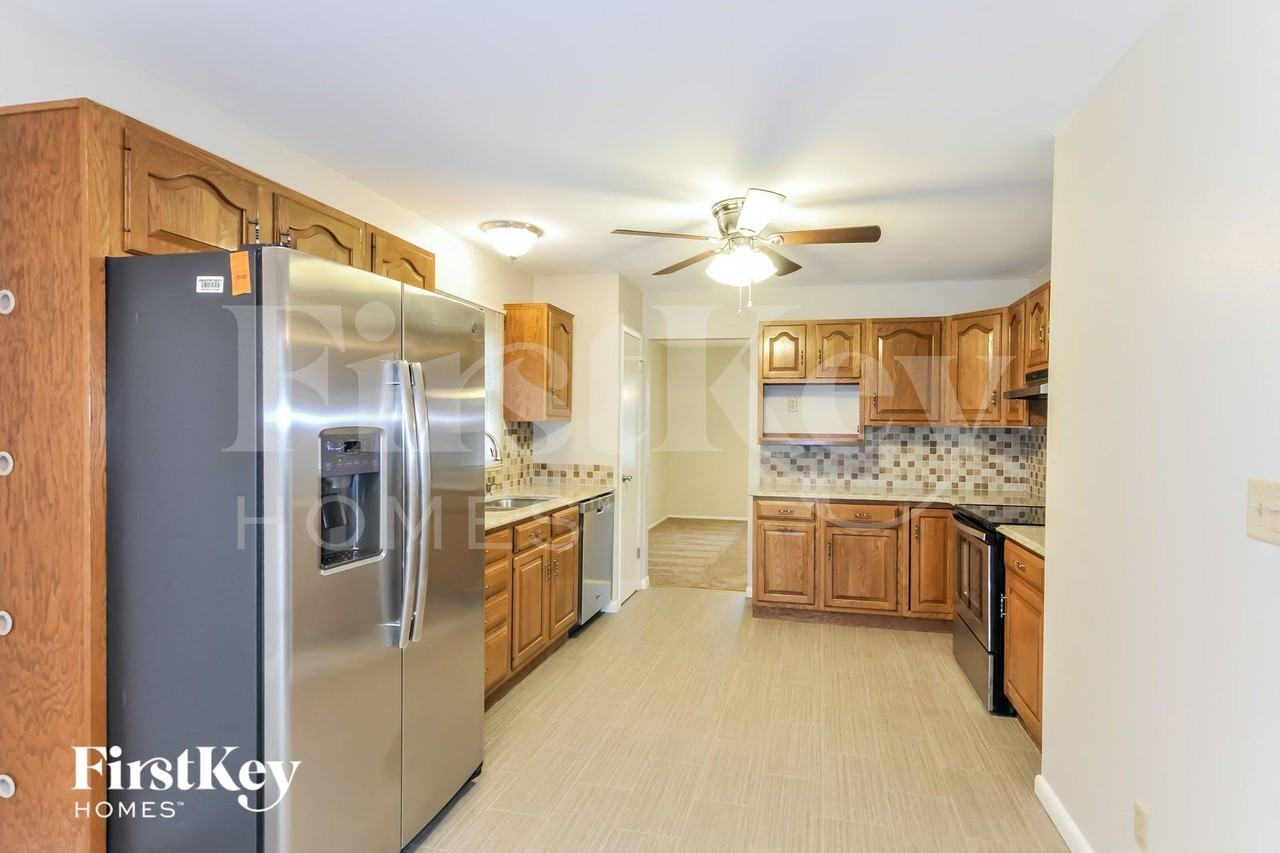 836 Hollyridge Dr - Photo 6 of 15
