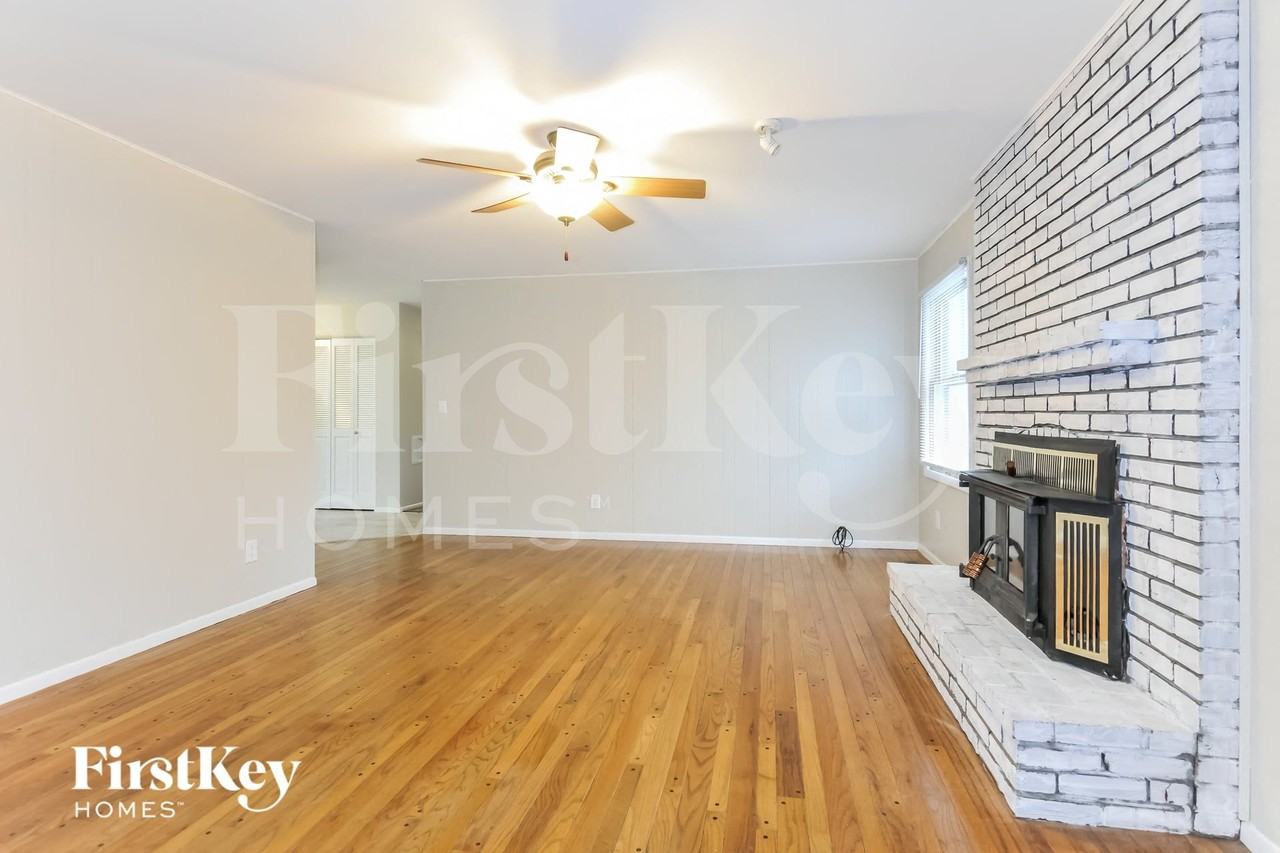 836 Hollyridge Dr - Photo 7 of 15