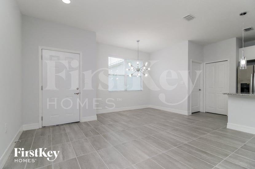 303 Salmon Ct - Photo 2 of 12