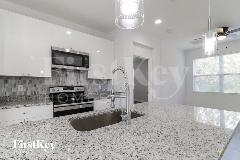 303 Salmon Ct - Photo 4 of 12