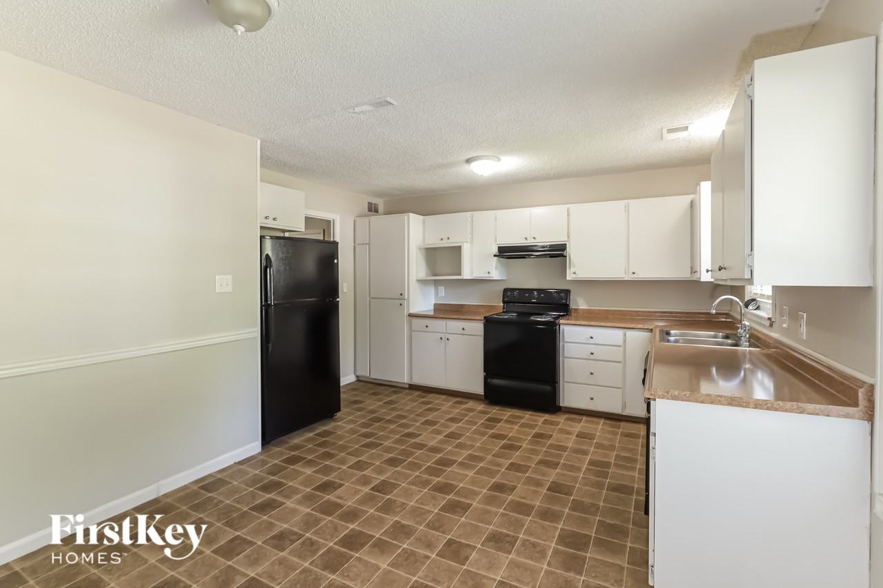 817 S Weaver St - Photo 5 of 16