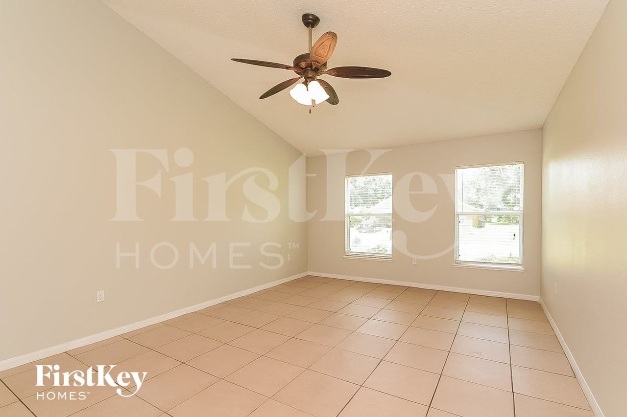 739 Robin Ct - Photo 3 of 16