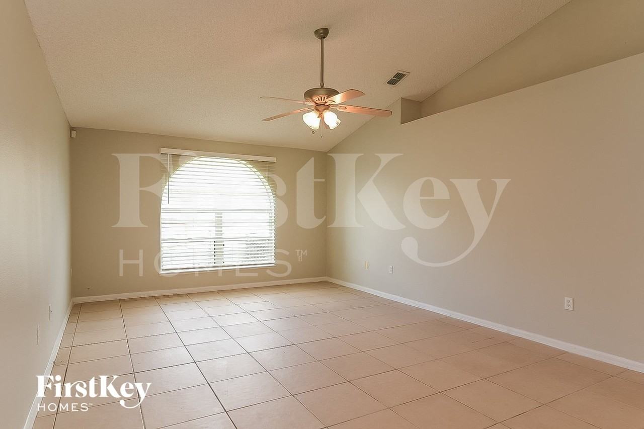 739 Robin Ct - Photo 6 of 16