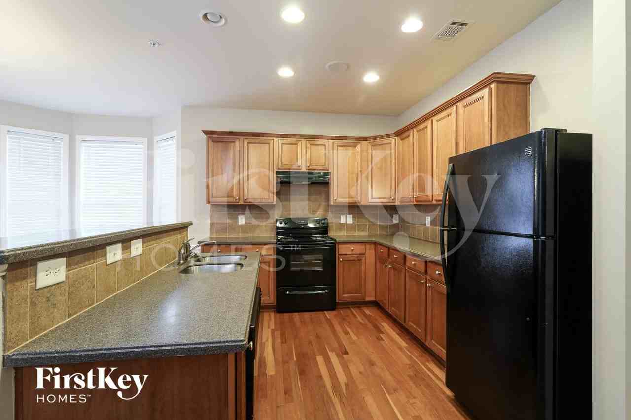 3310 Castleberry Village Cir - Photo 4 of 15