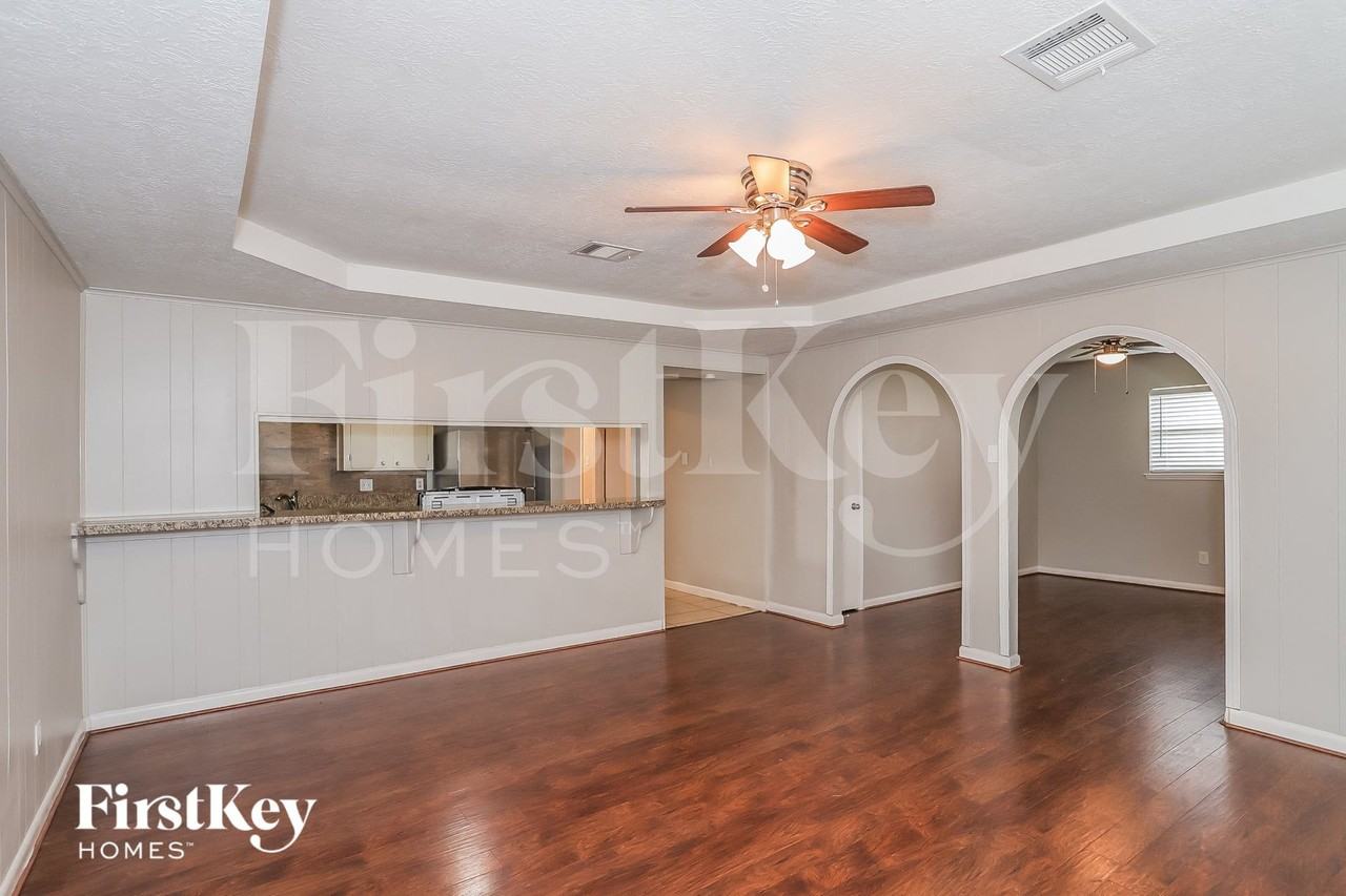 3112 Royal St - Photo 3 of 16