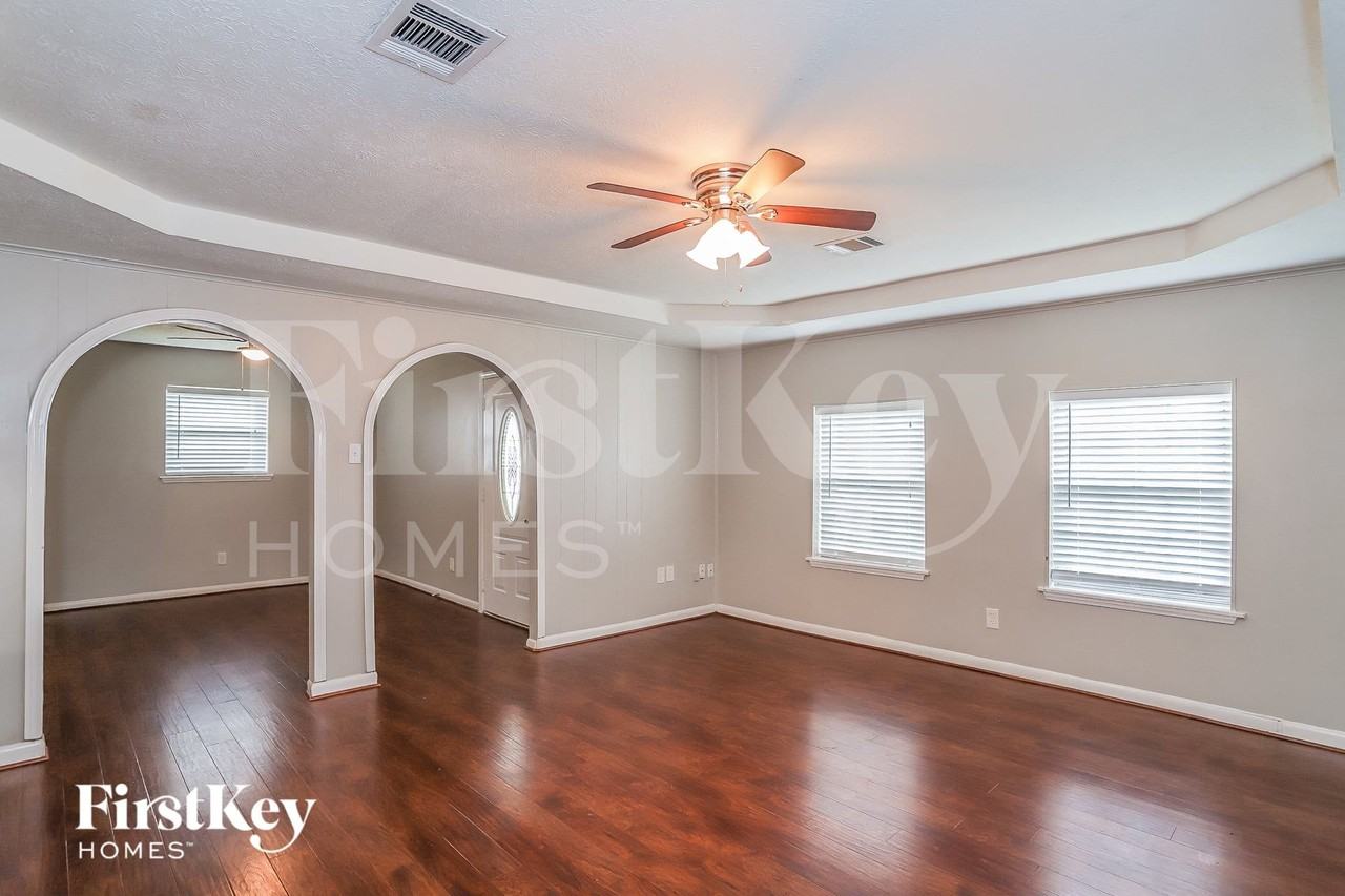 3112 Royal St - Photo 4 of 16