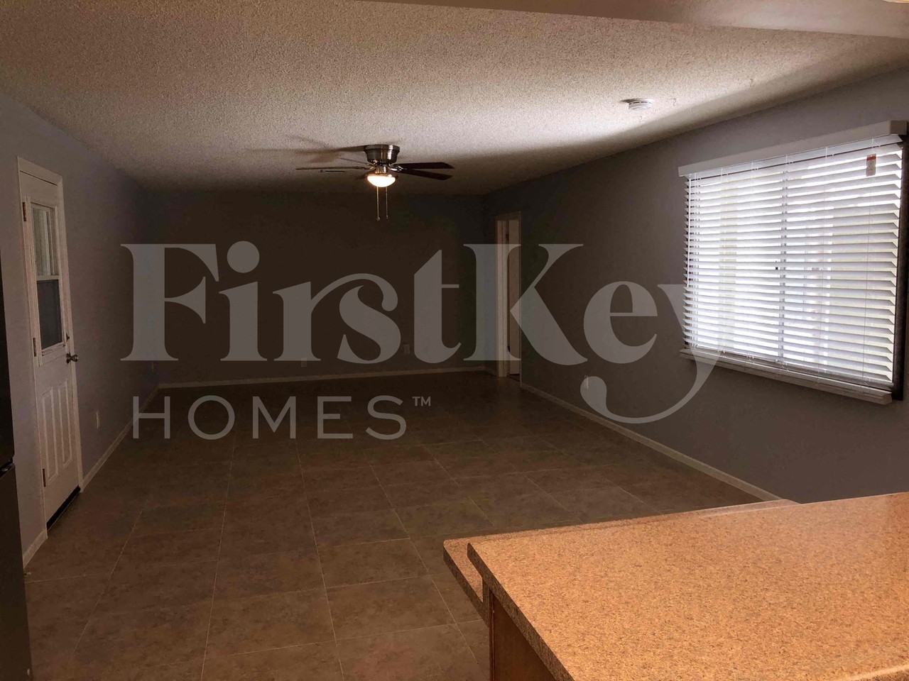 2319 W Wood Dr - Photo 3 of 17