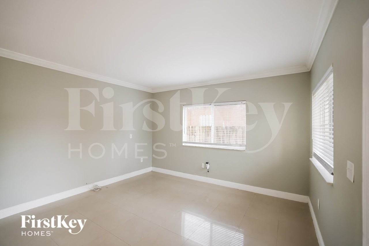 1320 Neplace - Photo 2 of 17
