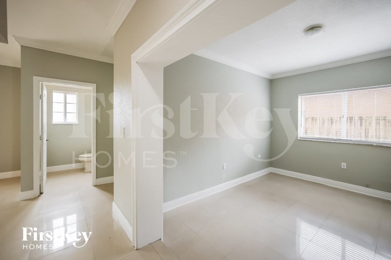 1320 Neplace - Photo 3 of 17