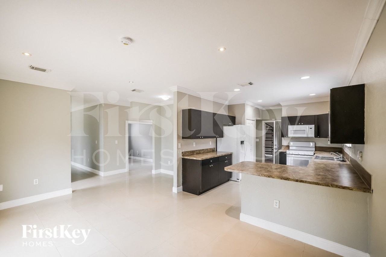 1320 Neplace - Photo 4 of 17