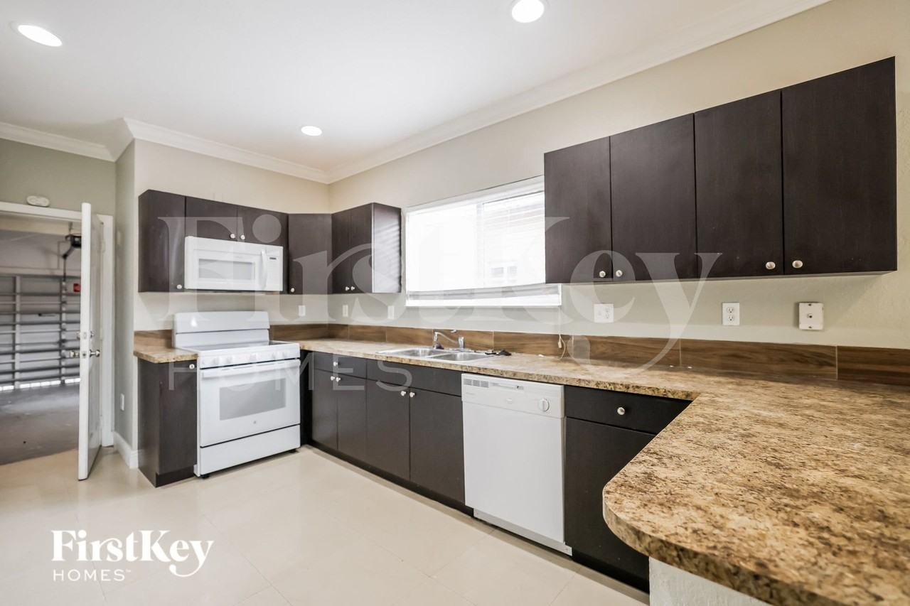 1320 Neplace - Photo 5 of 17