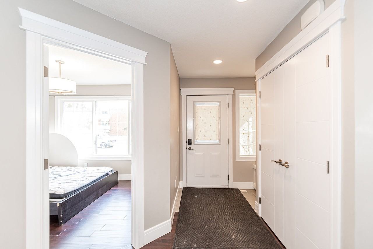 6904 105a St Nw - Photo 4 of 35