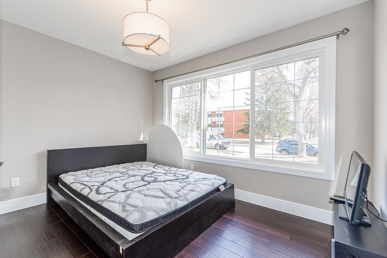 6904 105a St Nw - Photo 5 of 35