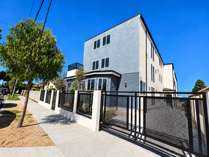 1603 W 36th St #207 - Photo 4 of 24