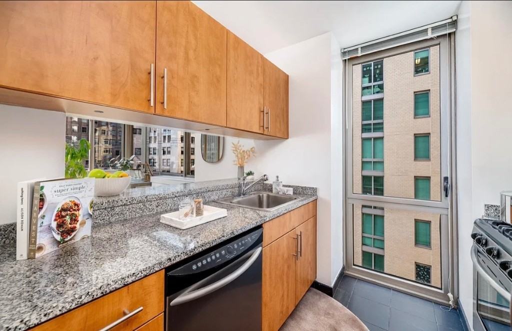 2 Gold St #3112 - Photo 3 of 5