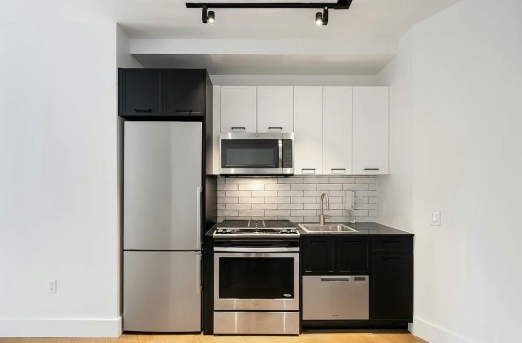 63 Wall St #2603 - Photo 2 of 4